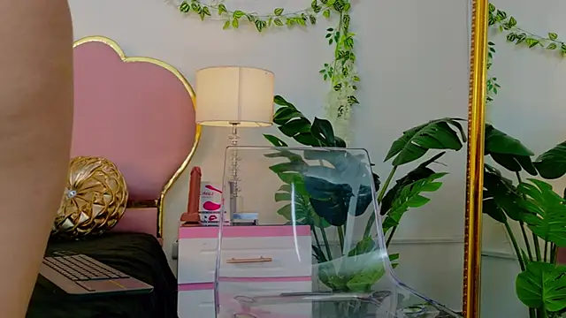 NaiaWhisper online show from October 22, 2025, 5:30 am