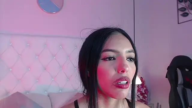 Snapshot of Liv20_ chatting on February 5, 2026, 8:35 pm Liv20 online show from February 5, 2026, 8:35 pm