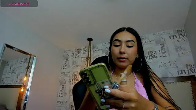 ALAHIACRUZ1 online show from October 20, 2025, 7:58 pm