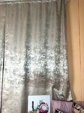 Caramel102004 online show from October 9, 2025, 11:58 pm