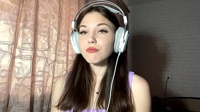 Snapshot of Tyrira_glow chatting on October 9, 2025, 1:09 pm Tyrira glow online show from October 9, 2025, 1:09 pm