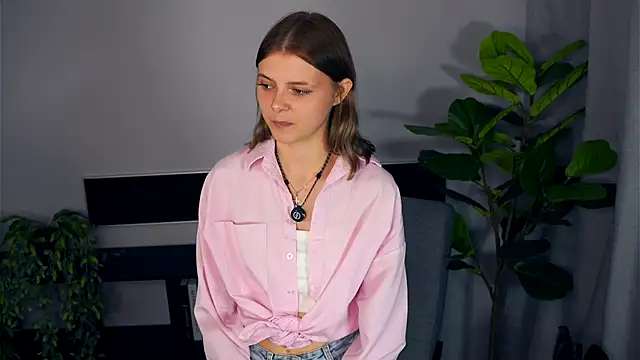 Snapshot of JeanieHelget chatting on September 25, 2025, 6:22 pm JeanieHelget online show from September 25, 2025, 6:22 pm