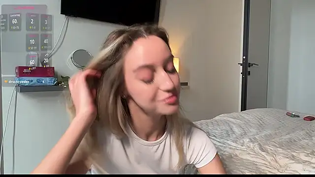 SophieBelll online show from October 14, 2025, 10:49 am