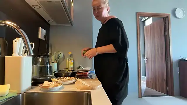 Miravynn online show from February 21, 2026, 5:08 am