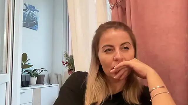 Miravynn online show from April 1, 2026, 3:53 pm