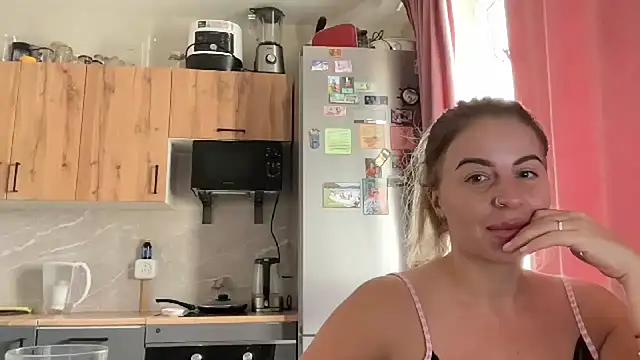 Miravynn online show from April 3, 2026, 9:29 am