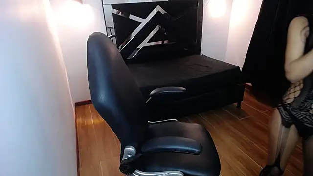 MarianaRojas  online show from December 22, 2025, 4:31 am