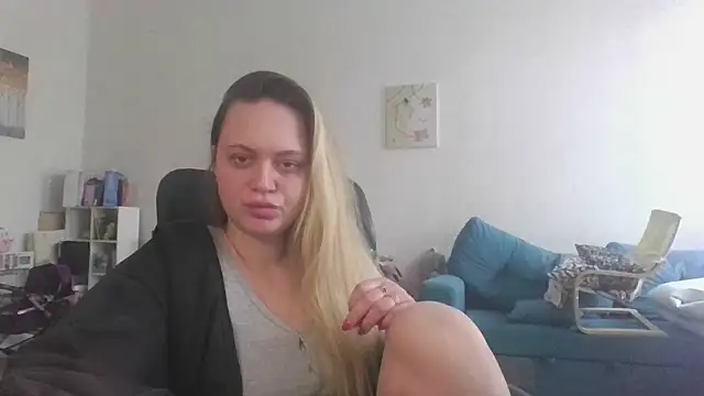 Snapshot of Cynoraye chatting on February 17, 2026, 10:34 am Cynoraye online show from February 17, 2026, 10:34 am