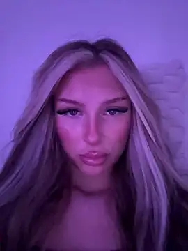 blondeeee online show from May 18, 2026, 3:29 pm