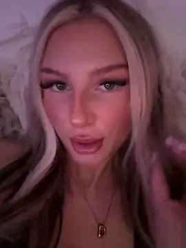 blondeeee online show from May 19, 2026, 3:51 pm