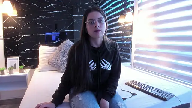 ZOE LE online show from October 24, 2025, 11:39 am