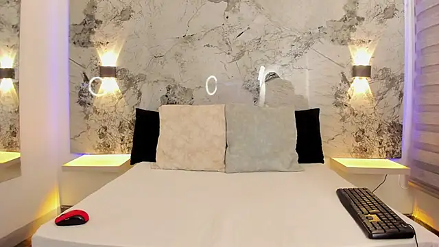 ZOE LE online show from April 13, 2026, 9:04 am