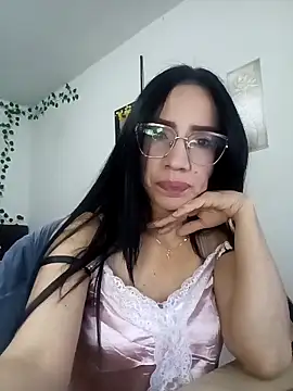 YaraDuartee online show from November 2, 2025, 8:44 pm