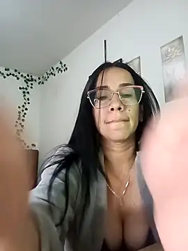 YaraDuartee online show from December 1, 2025, 1:32 am