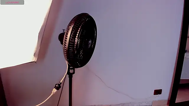 Snapshot of Caroline_Millerr chatting on January 14, 2026, 8:36 pm Caroline Millerr online show from January 14, 2026, 8:36 pm