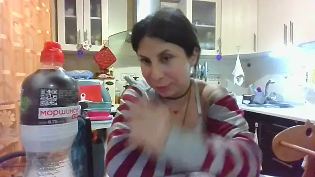 Snapshot of QueenMomyS chatting on October 16, 2025, 8:10 pm QueenMomyS online show from October 16, 2025, 8:10 pm