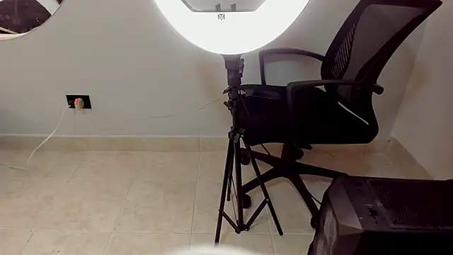 Angelina Roa online show from October 14, 2025, 7:25 pm