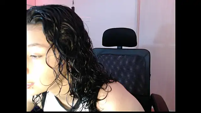 Ivonnybonn online show from October 29, 2025, 8:43 pm