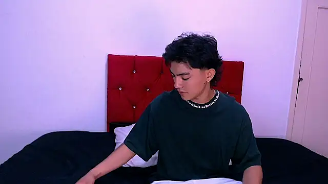 Snapshot of RomeoMillerr chatting on November 21, 2025, 7:12 pm RomeoMillerr online show from November 21, 2025, 7:12 pm