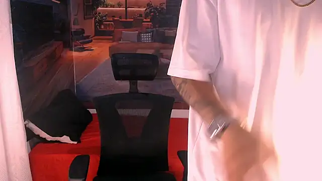 Snapshot of RomeoMillerr chatting on December 4, 2025, 7:11 pm RomeoMillerr online show from December 4, 2025, 7:11 pm