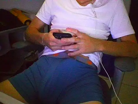 Snapshot of AlbertoRuiz086 chatting on October 15, 2025, 7:19 am AlbertoRuiz086 online show from October 15, 2025, 7:19 am