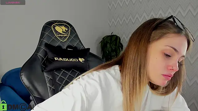 Snapshot of KarinaBroks chatting on November 4, 2025, 8:30 pm KarinaBroks online show from November 4, 2025, 8:30 pm