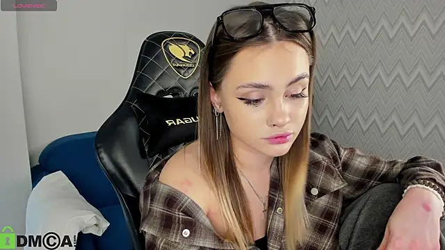 Snapshot of KarinaBroks chatting on November 12, 2025, 1:00 pm KarinaBroks online show from November 12, 2025, 1:00 pm