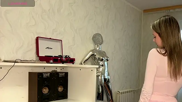 LindyEckland online show from April 6, 2026, 12:28 pm