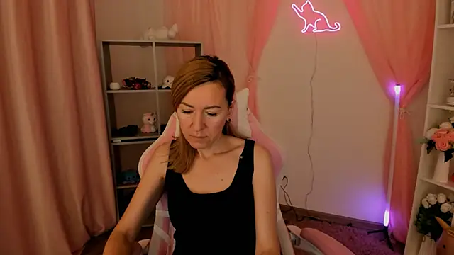 Snapshot of DonnaSmitth chatting on December 2, 2025, 11:48 am DonnaSmitth online show from December 2, 2025, 11:48 am