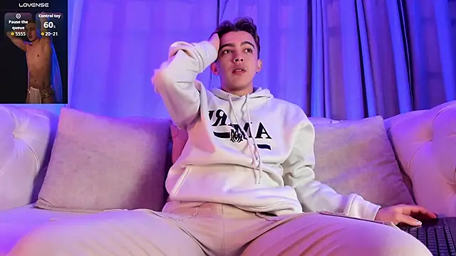 Lian Miller1  online show from December 15, 2025, 12:31 pm