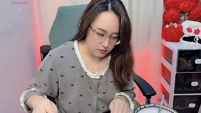 NEWONETO online show from November 17, 2025, 6:14 pm