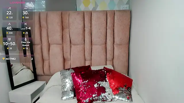 Issa Milf   online show from April 7, 2026, 1:11 pm