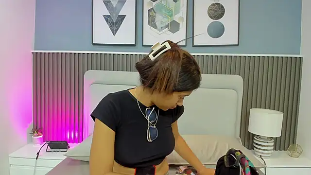 liz  cute online show from November 1, 2025, 11:23 am