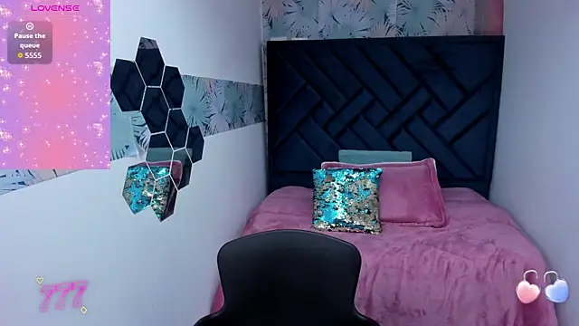 Snapshot of Valery_More__ chatting on April 21, 2026, 1:06 pm Valery More online show from April 21, 2026, 1:06 pm
