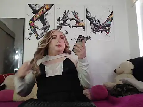 Redvelvett22 online show from October 9, 2025, 7:23 pm