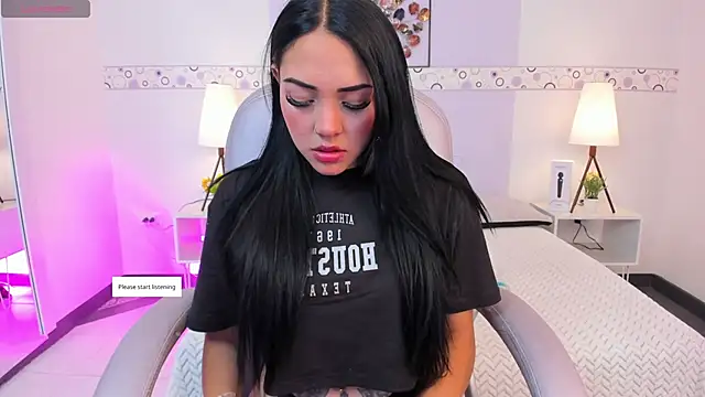 Snapshot of AndreaG_ chatting on November 20, 2025, 8:30 pm AndreaG online show from November 20, 2025, 8:30 pm