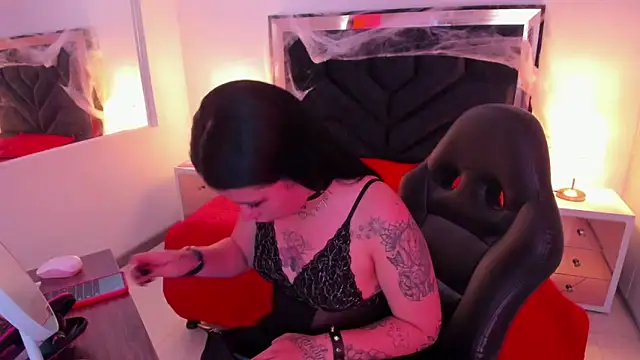 SusanVilla online show from October 28, 2025, 7:49 pm