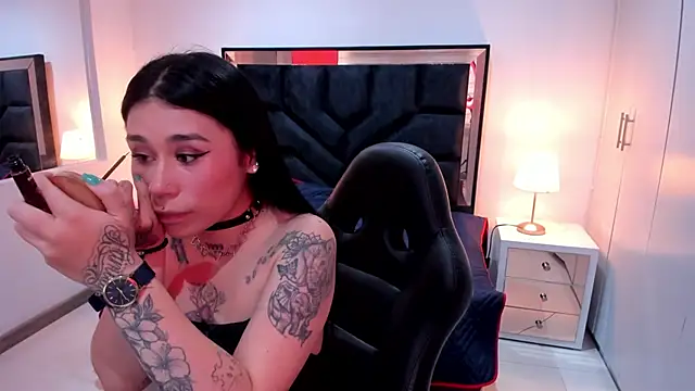 SusanVilla online show from November 11, 2025, 7:47 pm