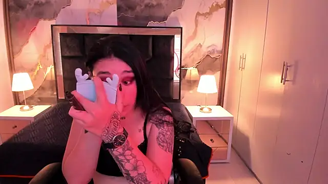 SusanVilla online show from November 18, 2025, 7:40 pm