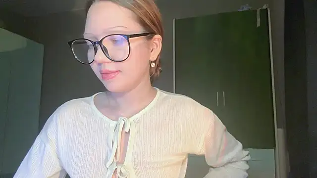 EmiIyKitty online show from November 2, 2025, 8:11 pm