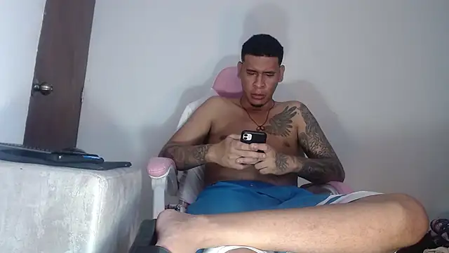 Snapshot of Adrew_fox chatting on October 25, 2025, 6:13 pm Adrew fox online show from October 25, 2025, 6:13 pm