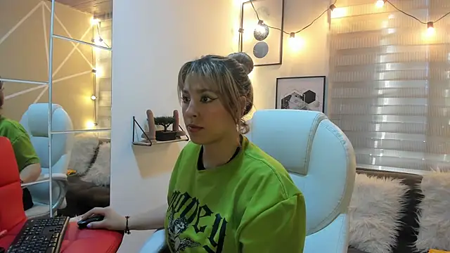 Snapshot of sophialyh_1 chatting on November 27, 2025, 12:29 pm sophialyh 1 online show from November 27, 2025, 12:29 pm