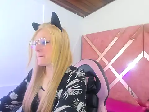 Snapshot of AliceCat_01 chatting on September 30, 2025, 4:06 am AliceCat 01 online show from September 30, 2025, 4:06 am