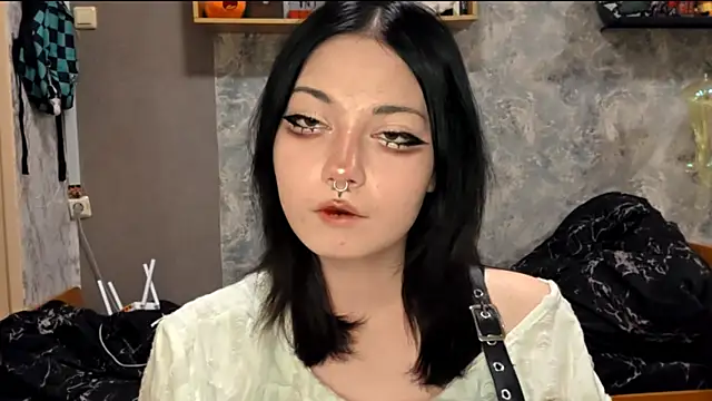 Snapshot of Beeping_Creature chatting on November 21, 2025, 5:00 pm Beeping Creature online show from November 21, 2025, 5:00 pm