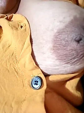 Hotmommax online show from February 3, 2026, 2:11 pm