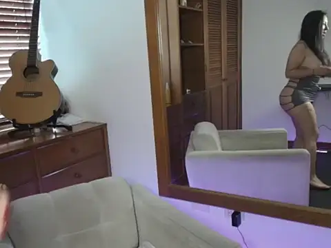 Snapshot of Talia__velvet chatting on November 28, 2025, 1:47 pm Talia velvet online show from November 28, 2025, 1:47 pm