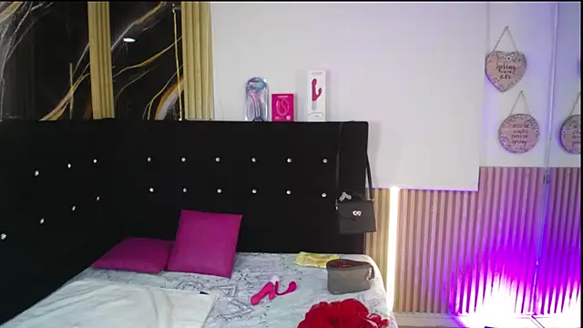 chloe  Jones  online show from April 6, 2026, 1:01 pm