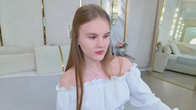 Lili Lohan online show from May 13, 2026, 5:05 am
