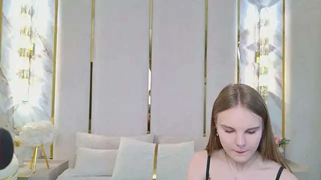 Lili Lohan online show from May 19, 2026, 5:03 am