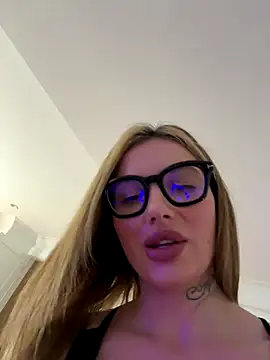 Snapshot of New_Robin_TX chatting on October 24, 2025, 12:08 am New Robin TX online show from October 24, 2025, 12:08 am